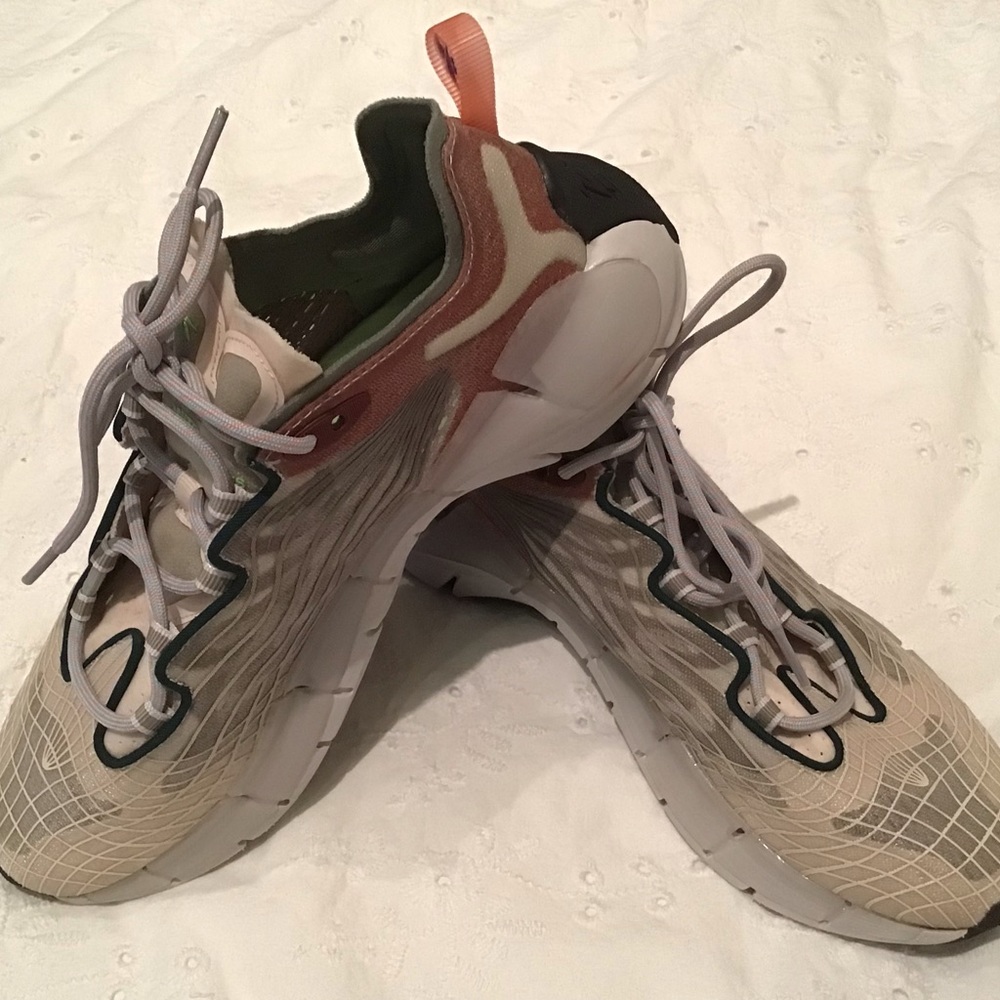 Reebok Zig Kinetica II Size 8.  B7
